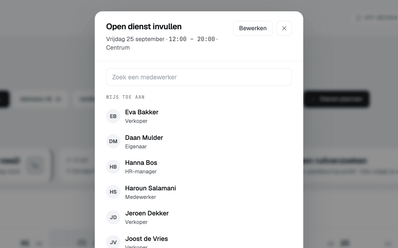 Een open dienst invullen vanuit het rooster: datum, tijd en vestiging, en daaronder de medewerkers om hem aan toe te wijzen.